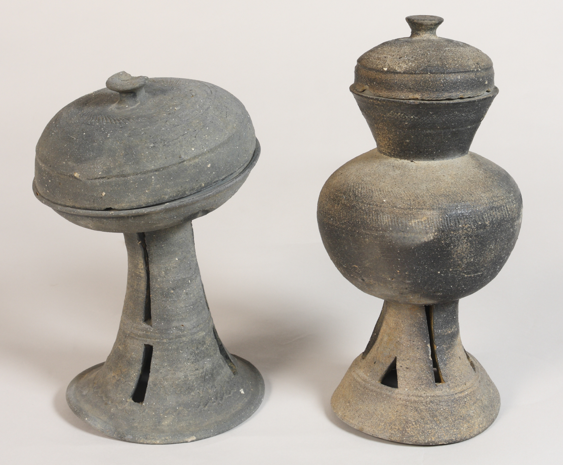 Lidded stem cup	/ Lidded pot with stand