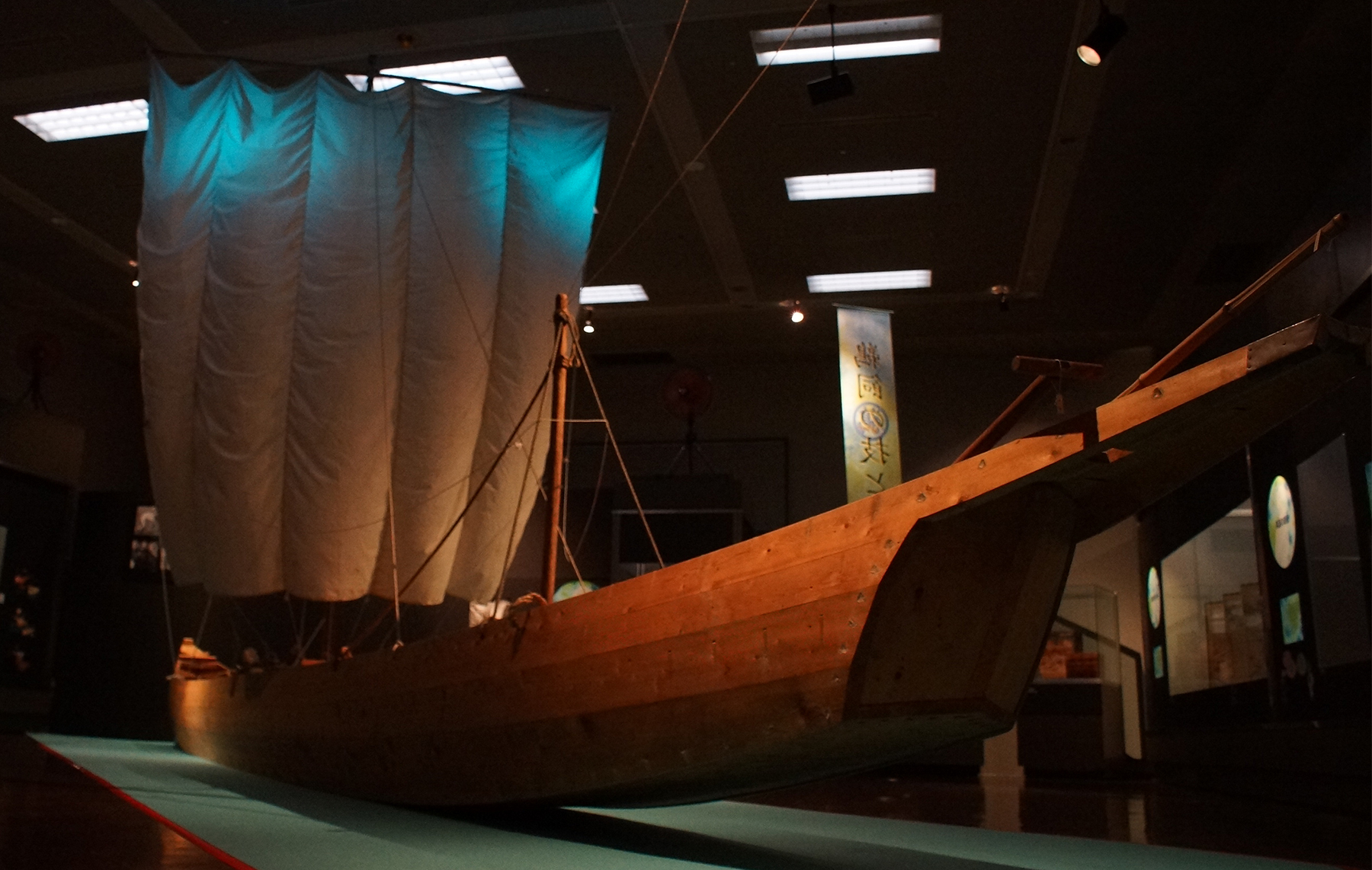 Important Tangible Folk Cultural Property Cormorant Fishing Boat with a Full Sail