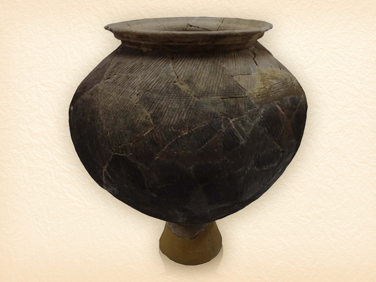 A jar with a footed base and a S-shaped rim, excavated from the ruins of Shironouchi Owned by the Gifu City Museum of History