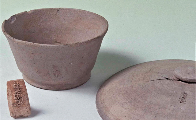 From left to right: the potter’s mark “Mino”, sue ware with the “Mino” mark (bowl and bowl lid) (both Important Cultural Properties, excavated at the Oibora No.1 Sue Ware Kiln Site)