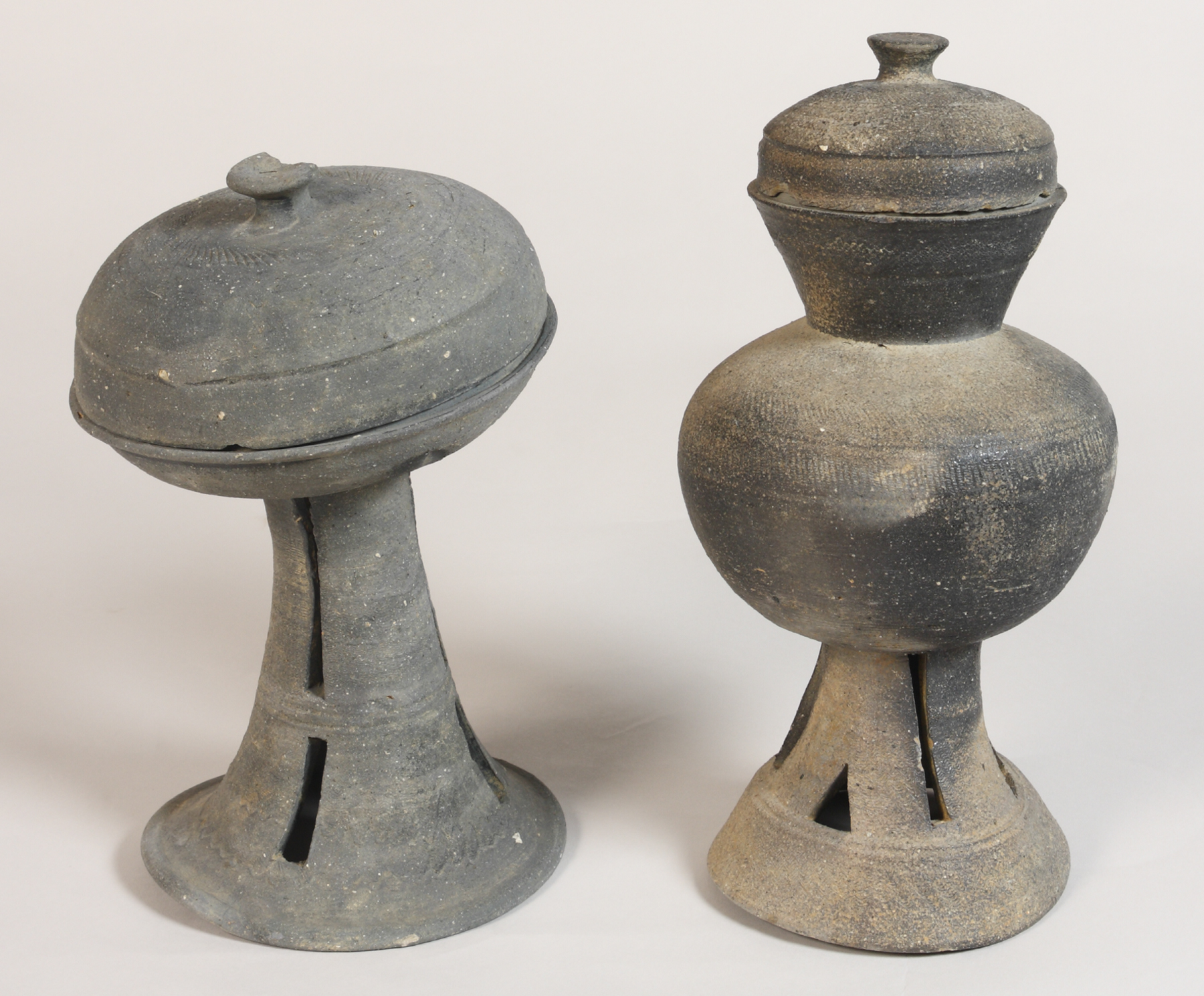 Lidded stem cup / Lidded pot with stand (Excavated from the Funakiyama Tumuli No.105)