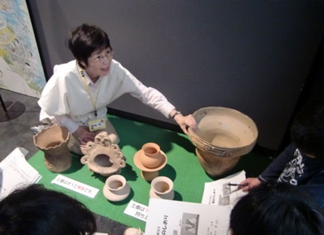 展覧会の展示解説・体験補助をするボランティアさん