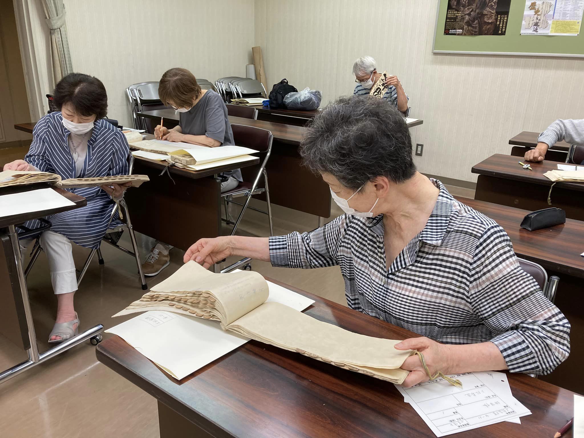 古文書整理をされるボランティアさん